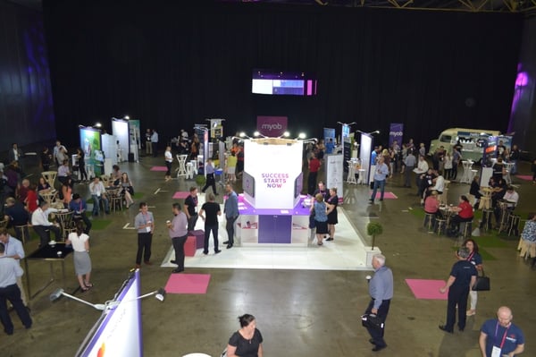 flexible exhibition floor plan that centres around a common stand